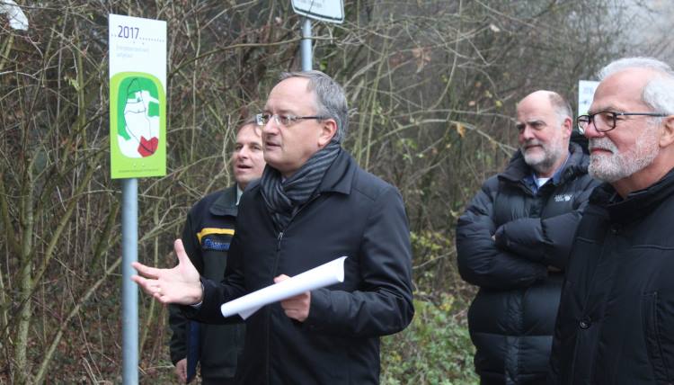 Herr Stoch mit Schülern im Gespräch