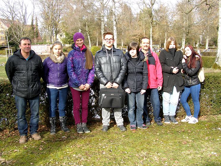 Teil der Koobo-Gruppe auf dem Friedhof