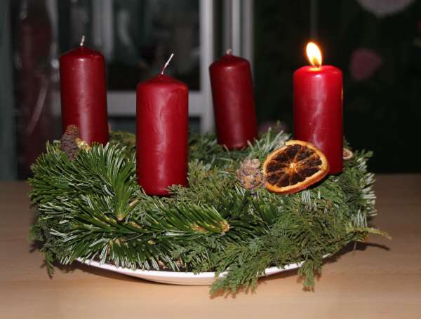 Adventskranz - erste Kerze