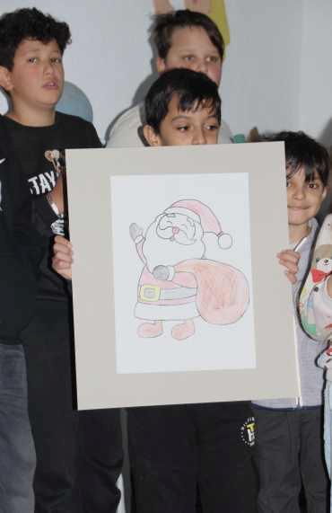 Schler zeigt weihnachtliches Symbol
