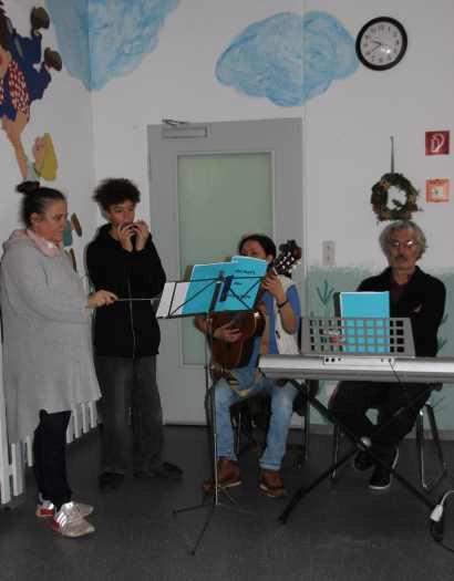 Schler spielt auf der Mundharmonika
