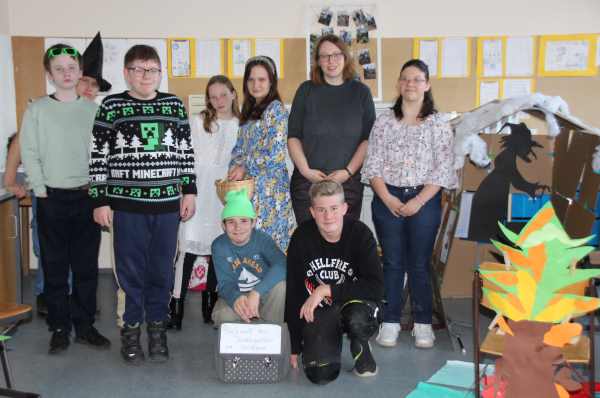 Die Theatergruppe vor dem Auftritt