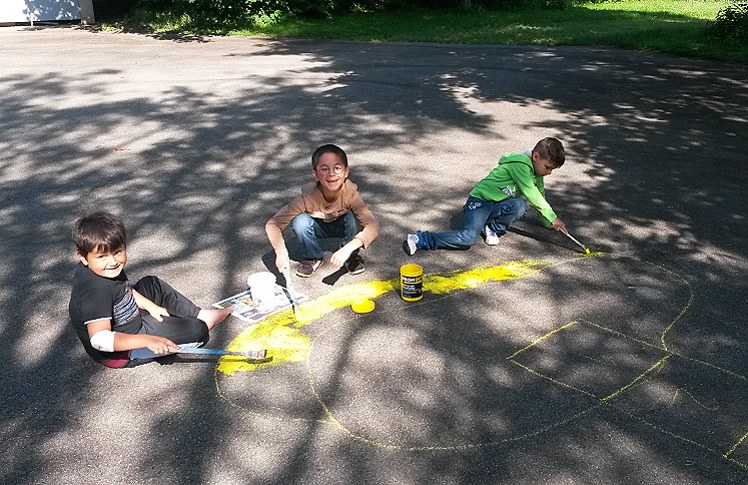 Grundstufenschüler beim Leuchtturm